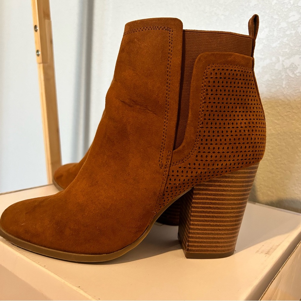 Suede ankle boots by Market & Spruce. Size 9.